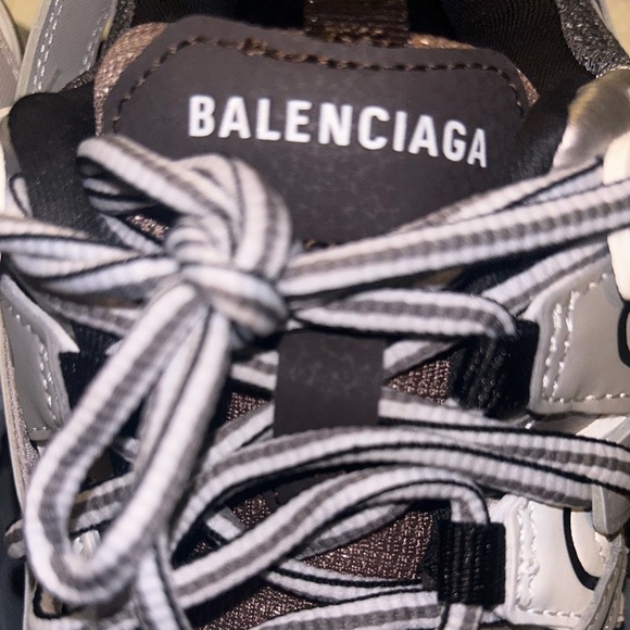 Bought the wrong size , Brand New hasn’t been worn. Selling them for low - Picture 5 of 7